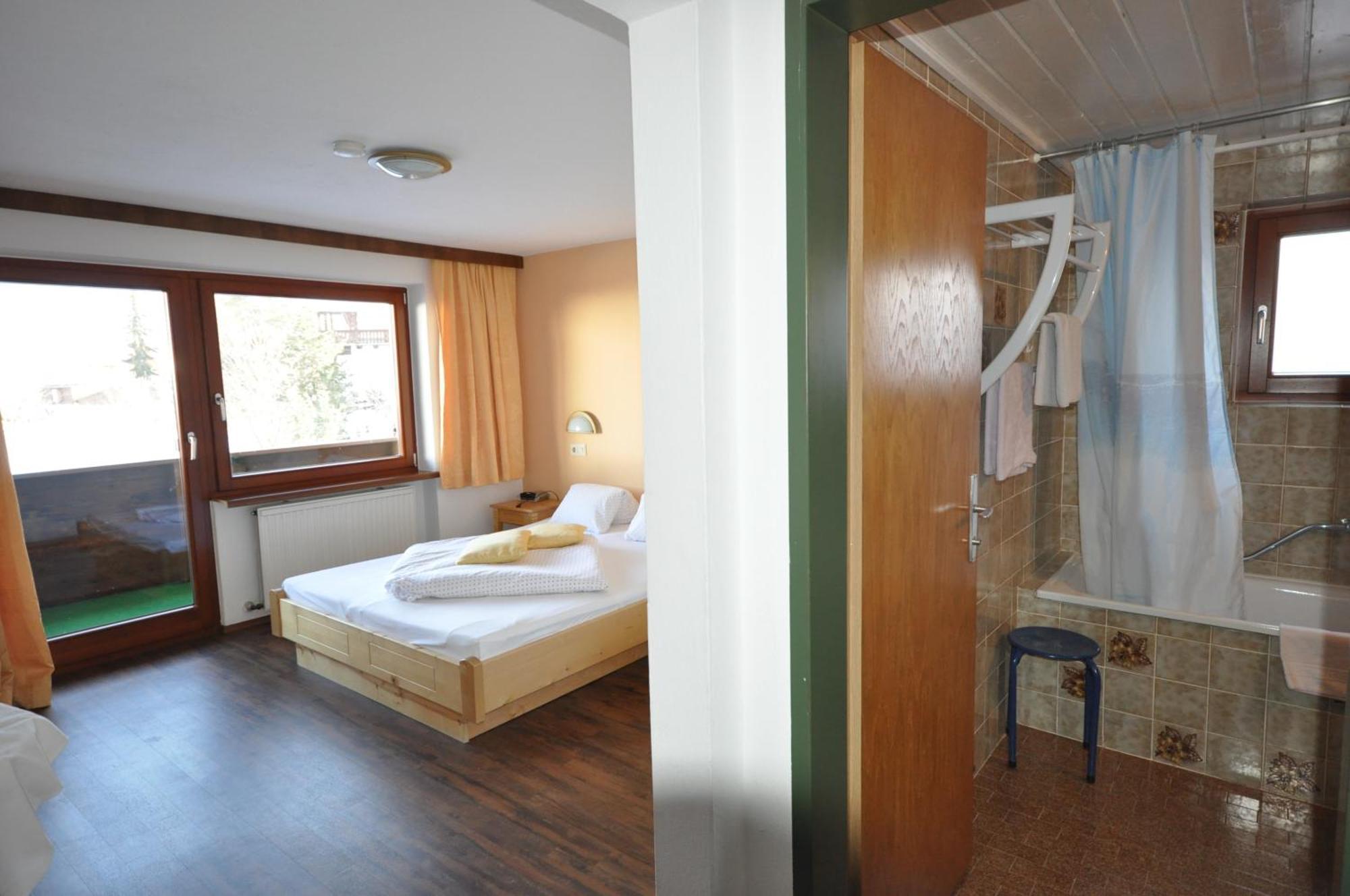 Hotel Haus Bergfrieden Lermoos Esterno foto