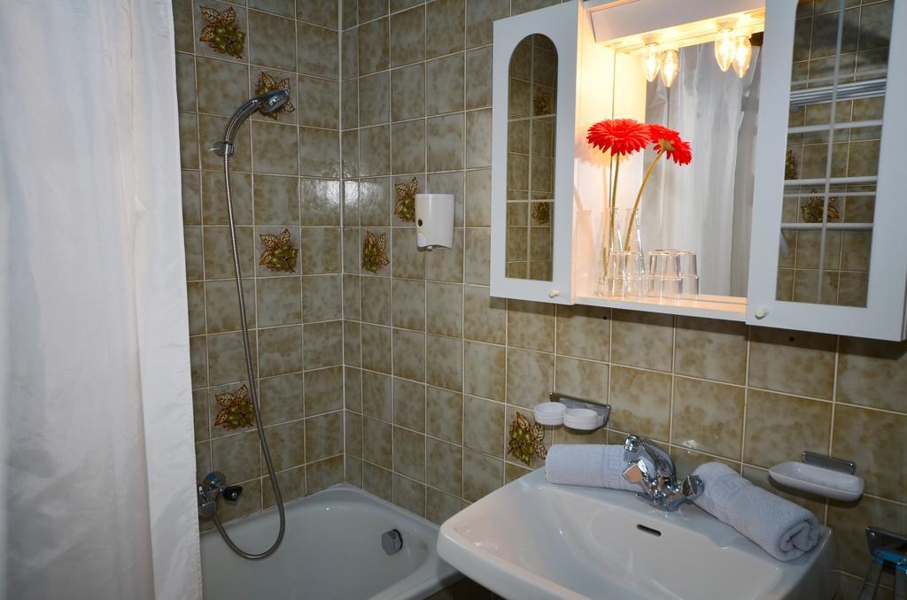 Hotel Haus Bergfrieden Lermoos Esterno foto